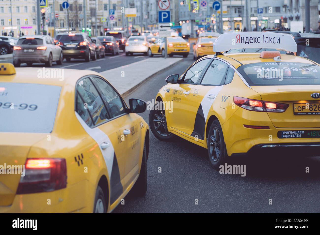 Mosca, Russia - 27 Maggio 2019: Yandex Taxi auto vicino al centro di Mosca sulla Tverskaya Street. Foto Stock