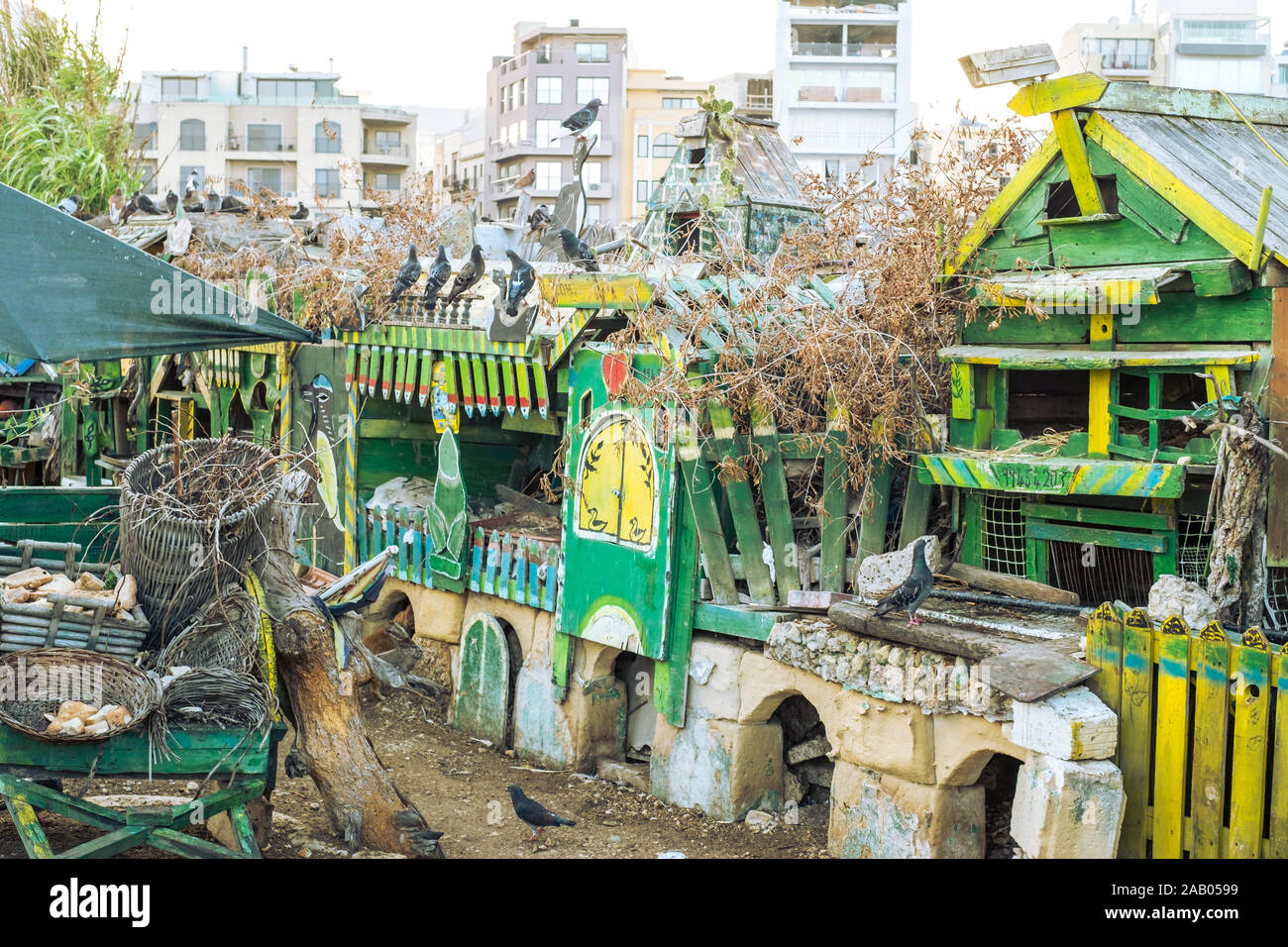 Sliema Malta, 16 luglio 2019. Il villaggio di anatra su Malta, situato su Manoel Island in Gzira. Case di legno costruite per animale a vivere insieme in pace. Foto Stock