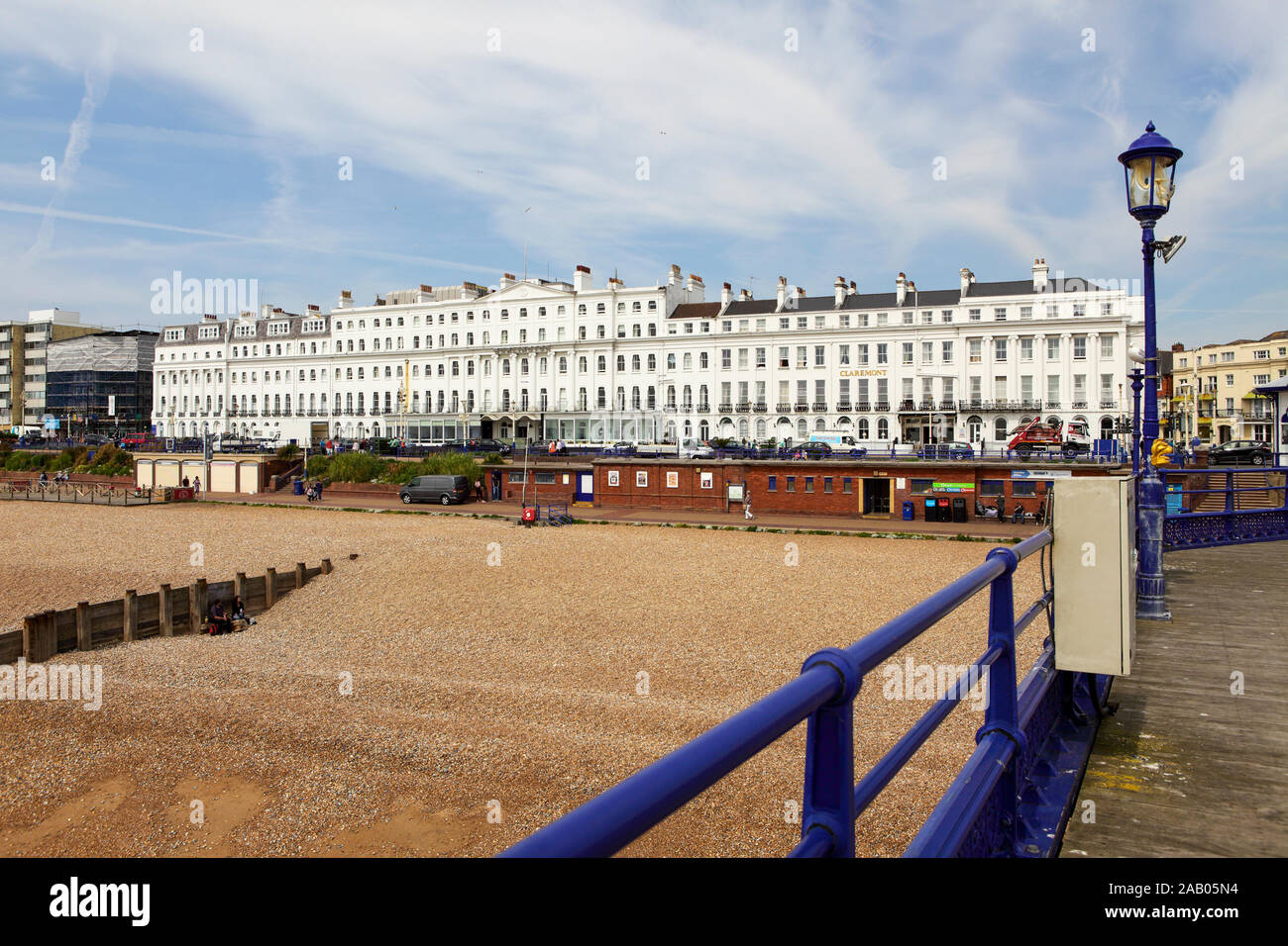 Hotel sul lungomare e il molo con più inguine sulla spiaggia di Eastbourne, visto qui su un nuvoloso giorno nel maggio 2019. Foto Stock