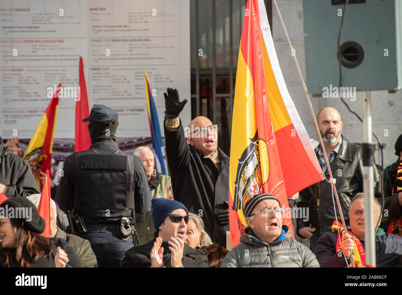 Centinaia di sostenitori del generale Franco ha dimostrato in Spagna a Madrid domenica (24 novembre) in occasione del primo anniversario del dittatore della morte. Suppo Foto Stock