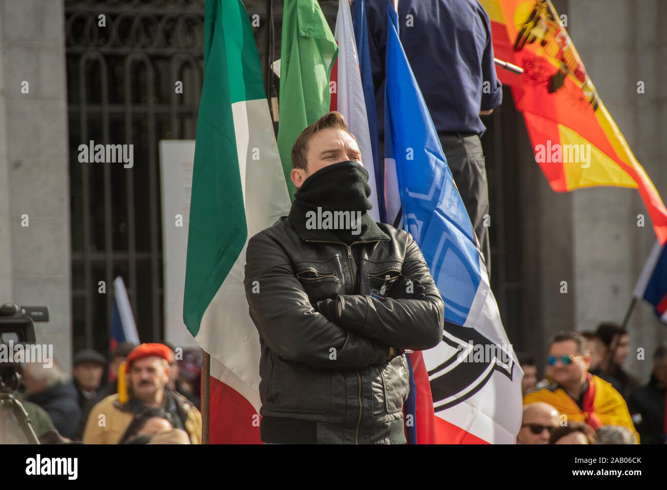 Centinaia di sostenitori del generale Franco ha dimostrato in Spagna a Madrid domenica (24 novembre) in occasione del primo anniversario del dittatore della morte. Suppo Foto Stock