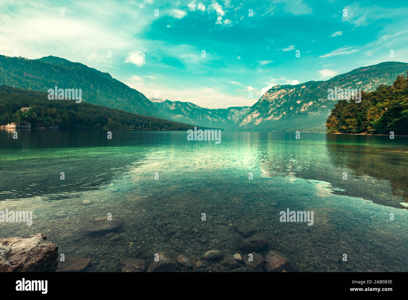 Il lago di Bohinj in mattinata estiva, splendido paesaggio della Slovenia destinazione di viaggio Foto Stock