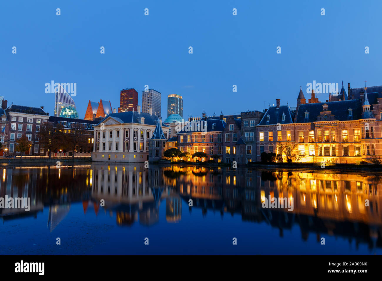 Den Haag, Paesi Bassi - Circa 2019 : Binnenhof olandese edificio parlamentare e De Mauritzhuis Galleria d'arte al tramonto Foto Stock