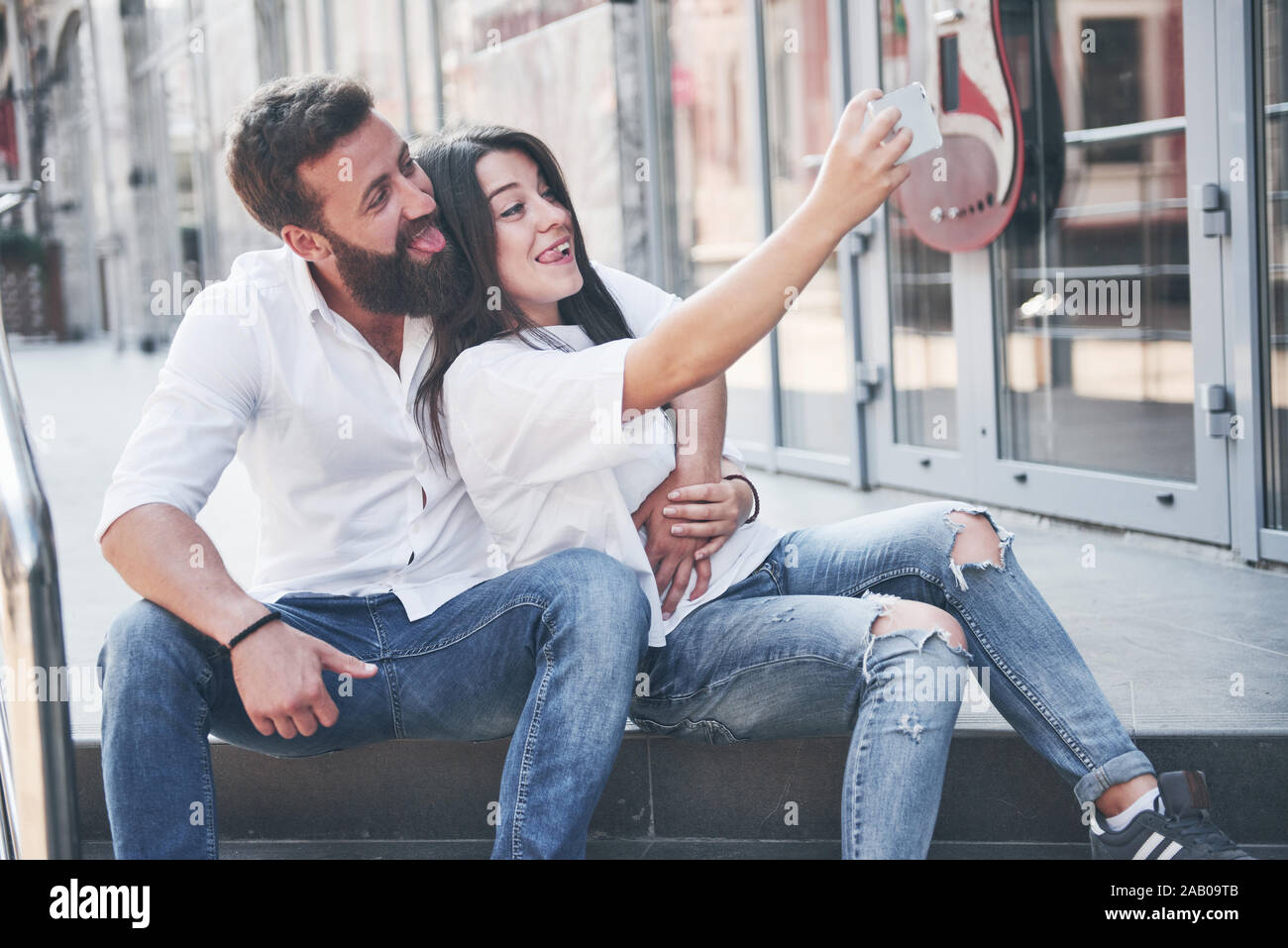 Una bellissima giovane rende una foto all'aperto Foto Stock
