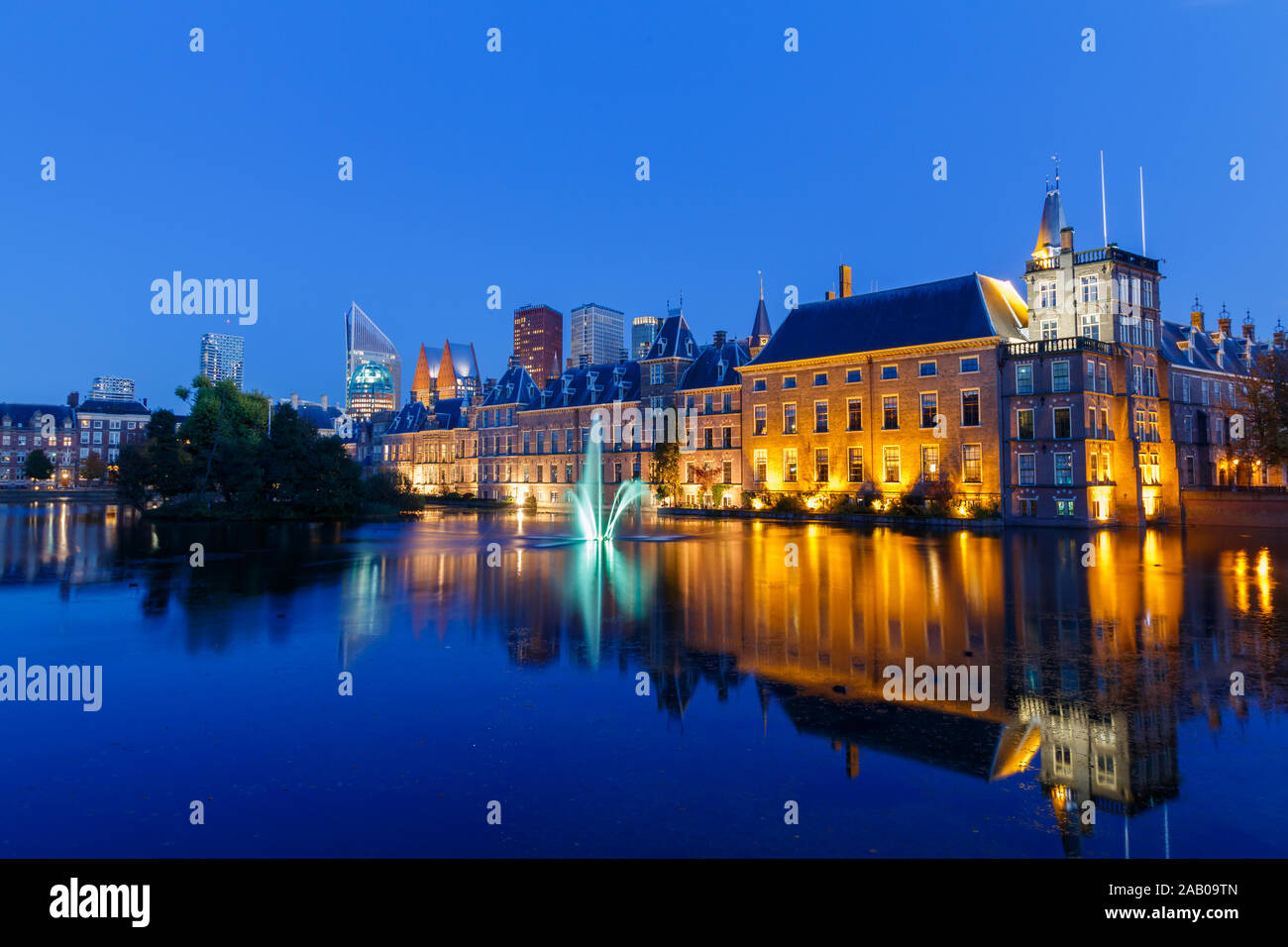 Den Haag, Paesi Bassi - Circa 2019 : Binnenhof edificio parlamentare al crepuscolo Foto Stock