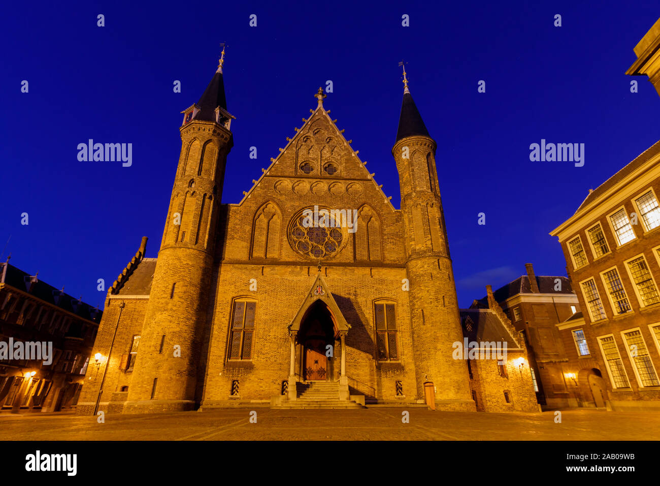 Den Haag, Paesi Bassi - Circa 2019 : Binnenhof edificio parlamentare di notte Foto Stock