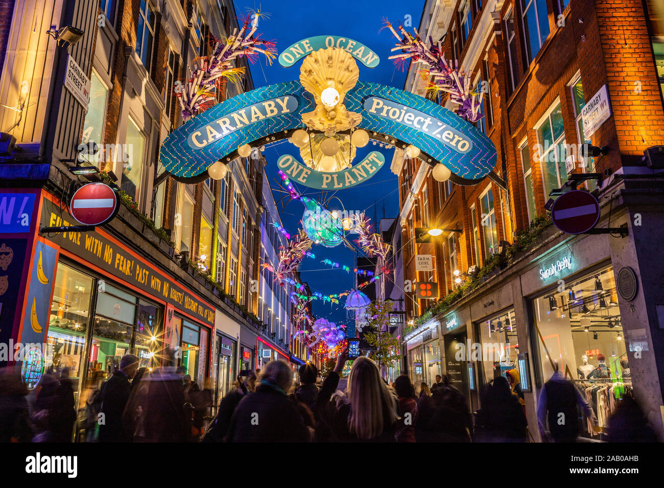 LONDON, Regno Unito - 24 NOV 2019: Carnaby Street durante il periodo natalizio. Mostra a tema oceano decorazioni, persone e al di fuori di negozi. Foto Stock