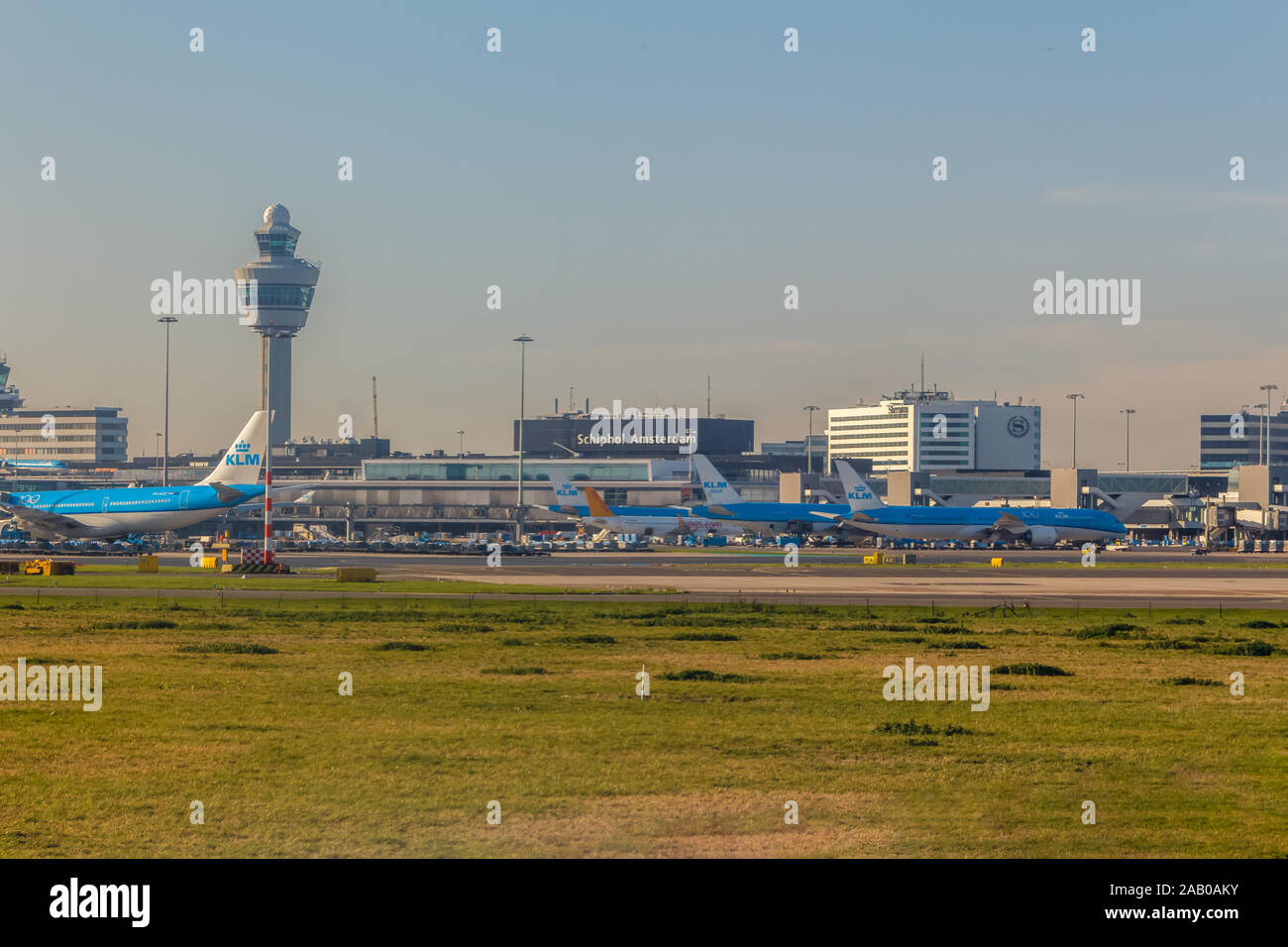 Amsterdam, Paesi Bassi - Circa 2019 : KLM Royal Dutch Airlines gli aerei a terra Foto Stock