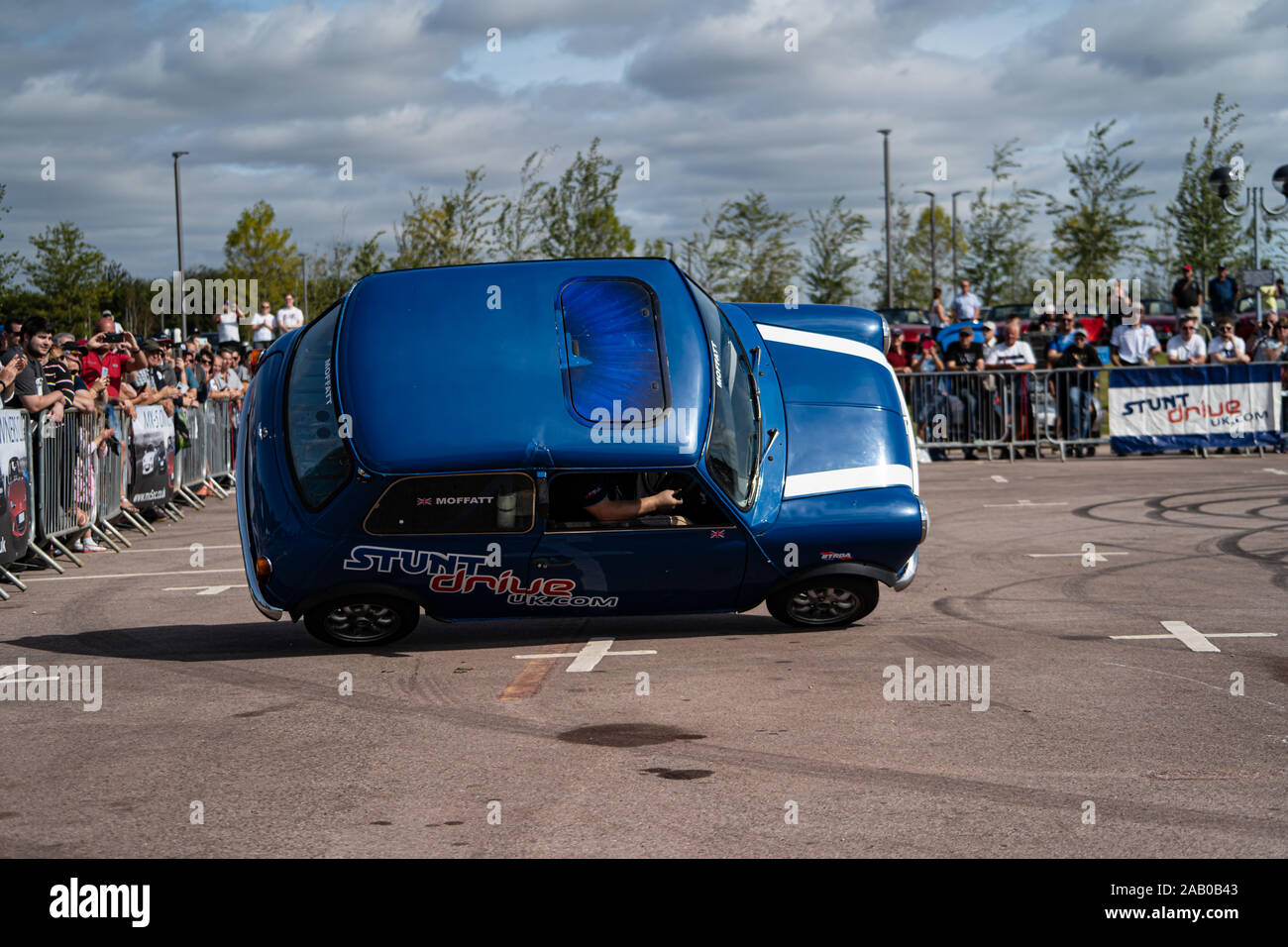 Stunt Car Austin Mini su due ruote Foto Stock