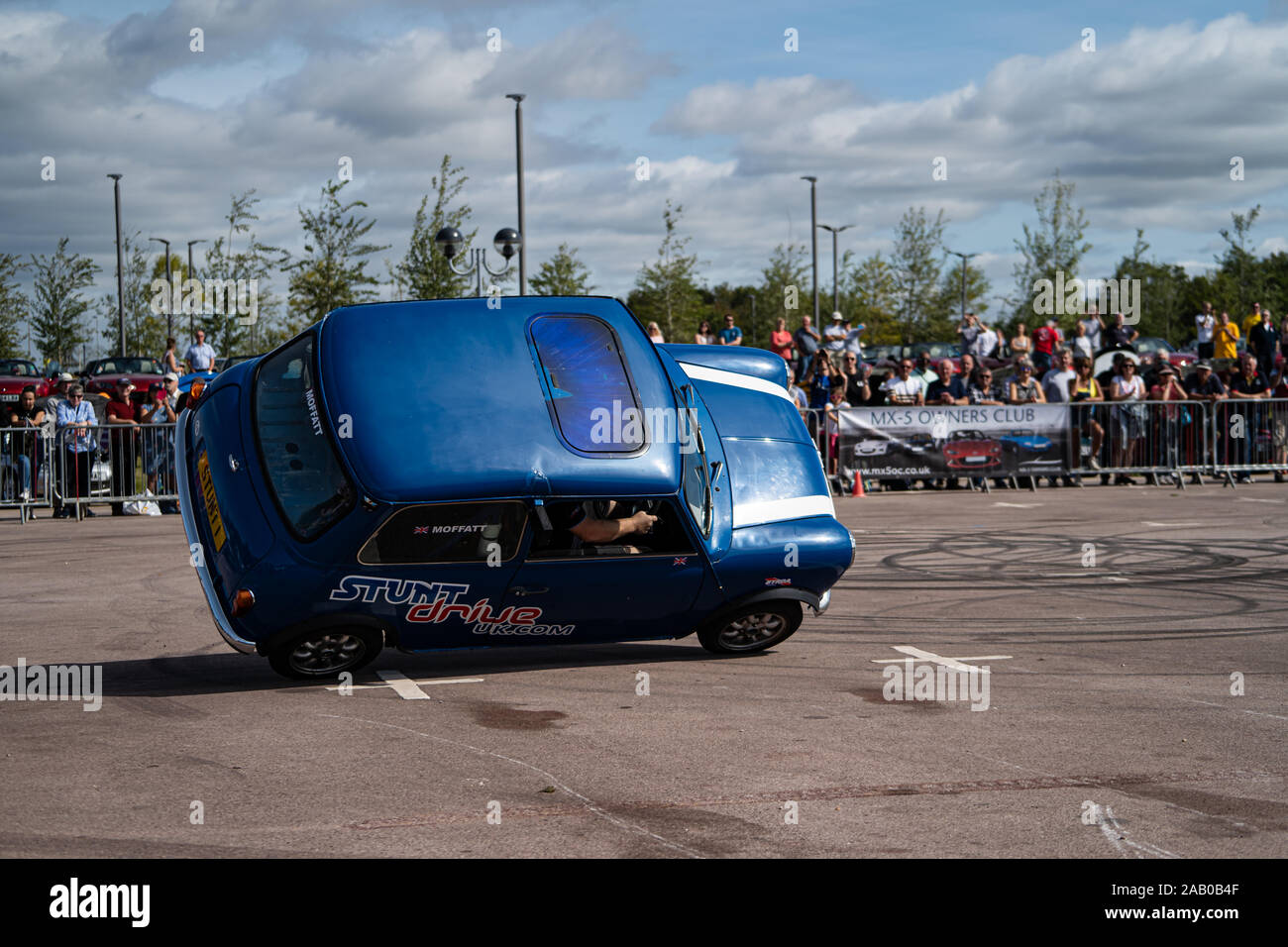 Stunt Car Austin Mini su due ruote Foto Stock