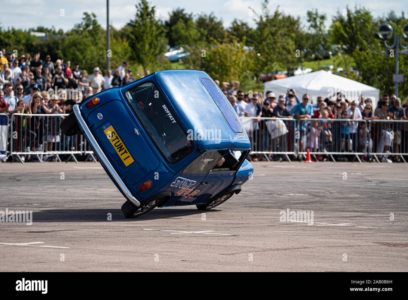 Stunt Car Austin Mini su due ruote Foto Stock