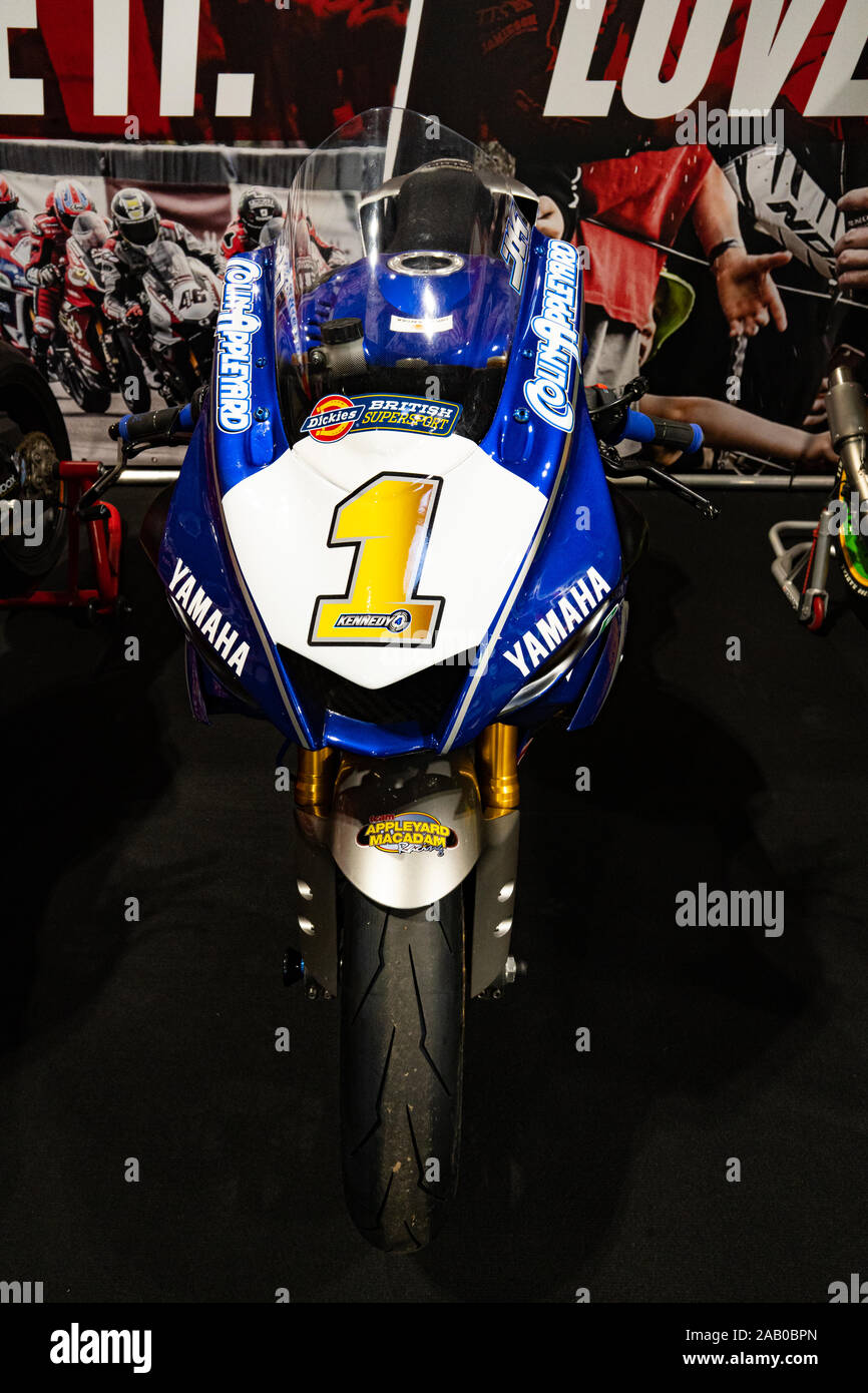 Moto da corsa Blue Yamaha numero 1 nel garage paddock con meccanici in preparazione alla gara Foto Stock