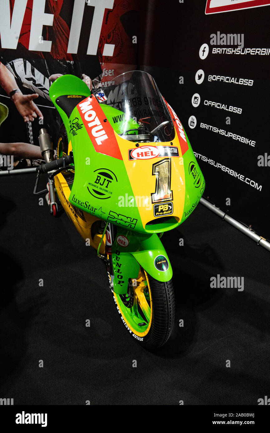 Moto da corsa verde numero 1 con sponsorizzazione Motul alla fiera British Superbike Foto Stock