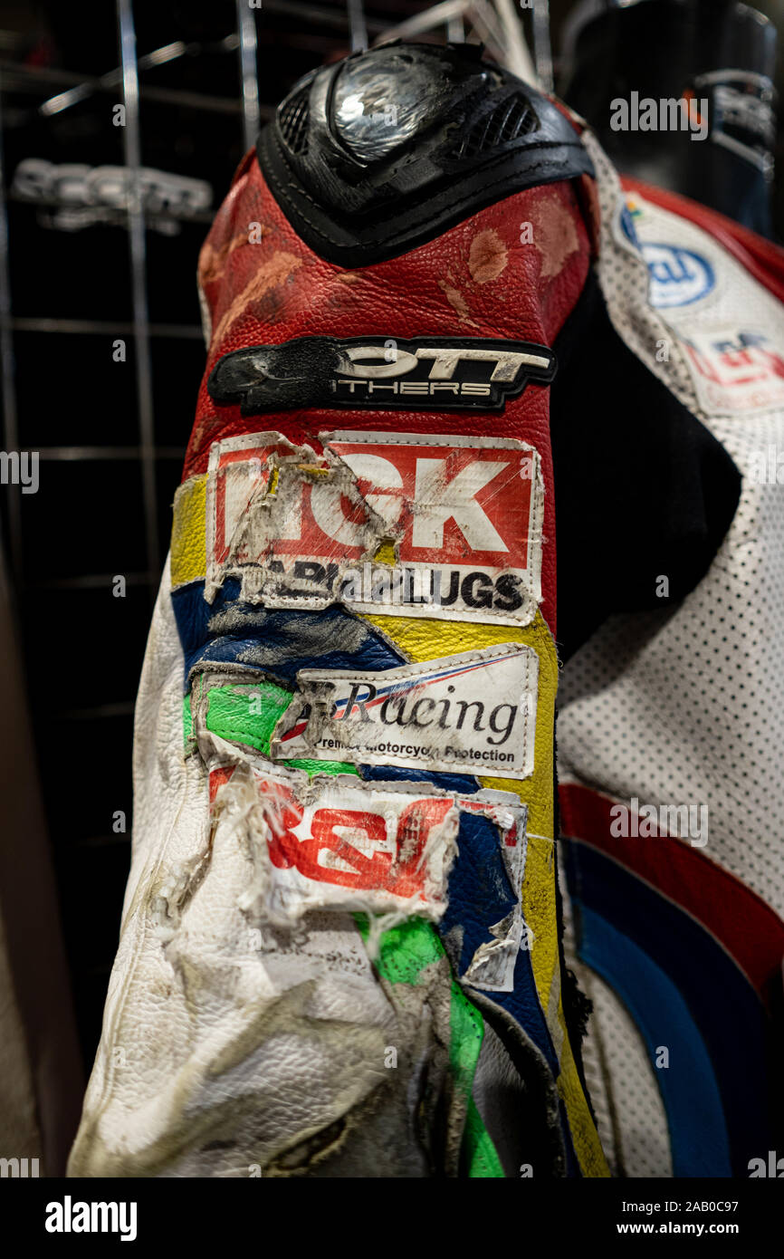 Le pelli da corsa di Bruce Anstey, motociclista neozelandese, mostrano danni da un incidente Foto Stock