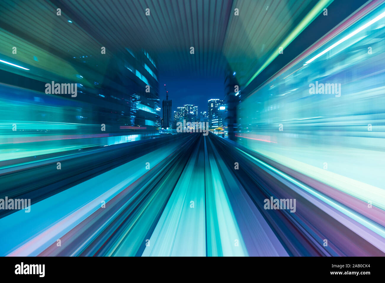 Blu e viola abstract movimento ad alta velocità verso il futuro della città, concetto. Foto Stock