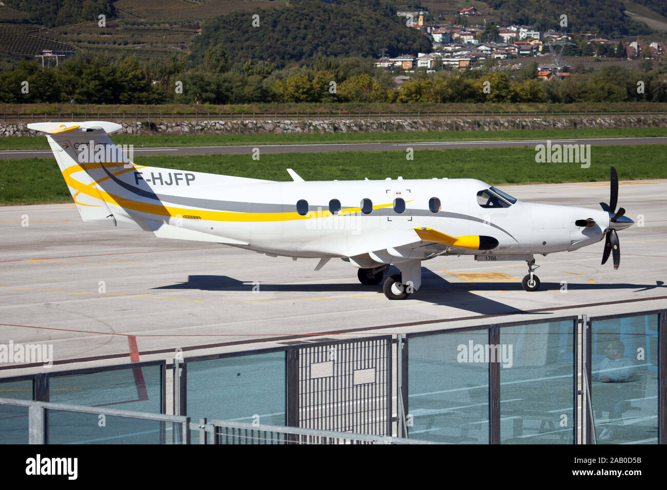 Trento, Italia. Undicesimo oct, 2019. Un Pilatus PC-12 parcheggiato a Trento airfield. Credito: Fabrizio Gandolfo SOPA/images/ZUMA filo/Alamy Live News Foto Stock