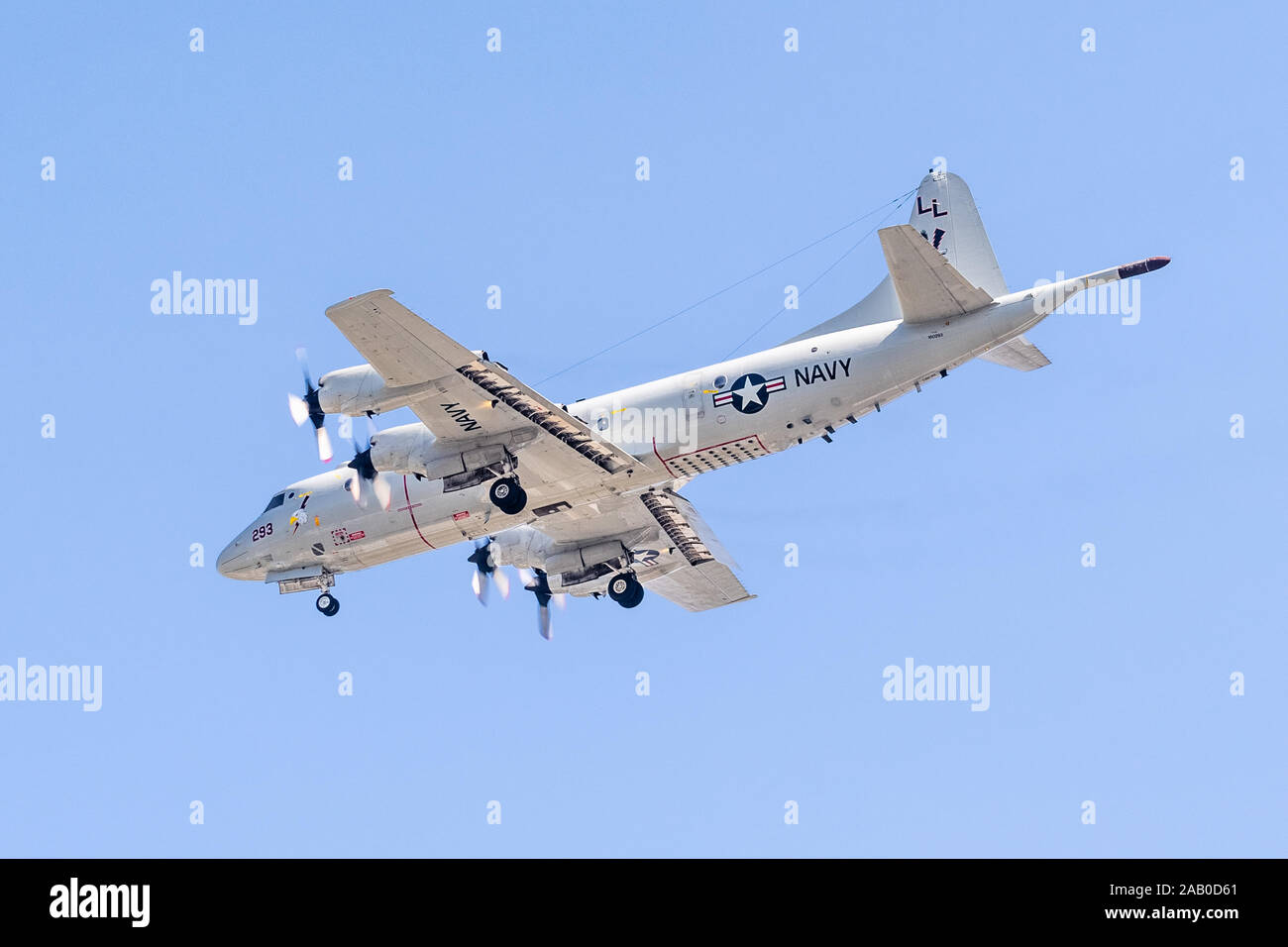 11 ott 2019 Sunnyvale / CA / STATI UNITI D'AMERICA - Close up della marina statunitense Lockheed P-3C Orion aeromobile in volo, la preparazione a terra alla Moffett Airfield in Sud San Foto Stock