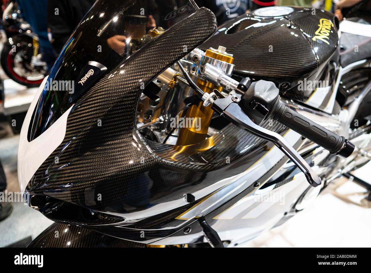 Carenatura in fibra di carbonio per motocicli con sospensioni dorate e componenti di alta qualità al salone dei motori Foto Stock