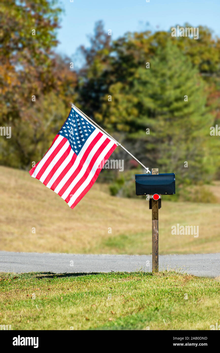 Colpo verticale di una cassetta postale battenti una bandiera americana. Foto Stock