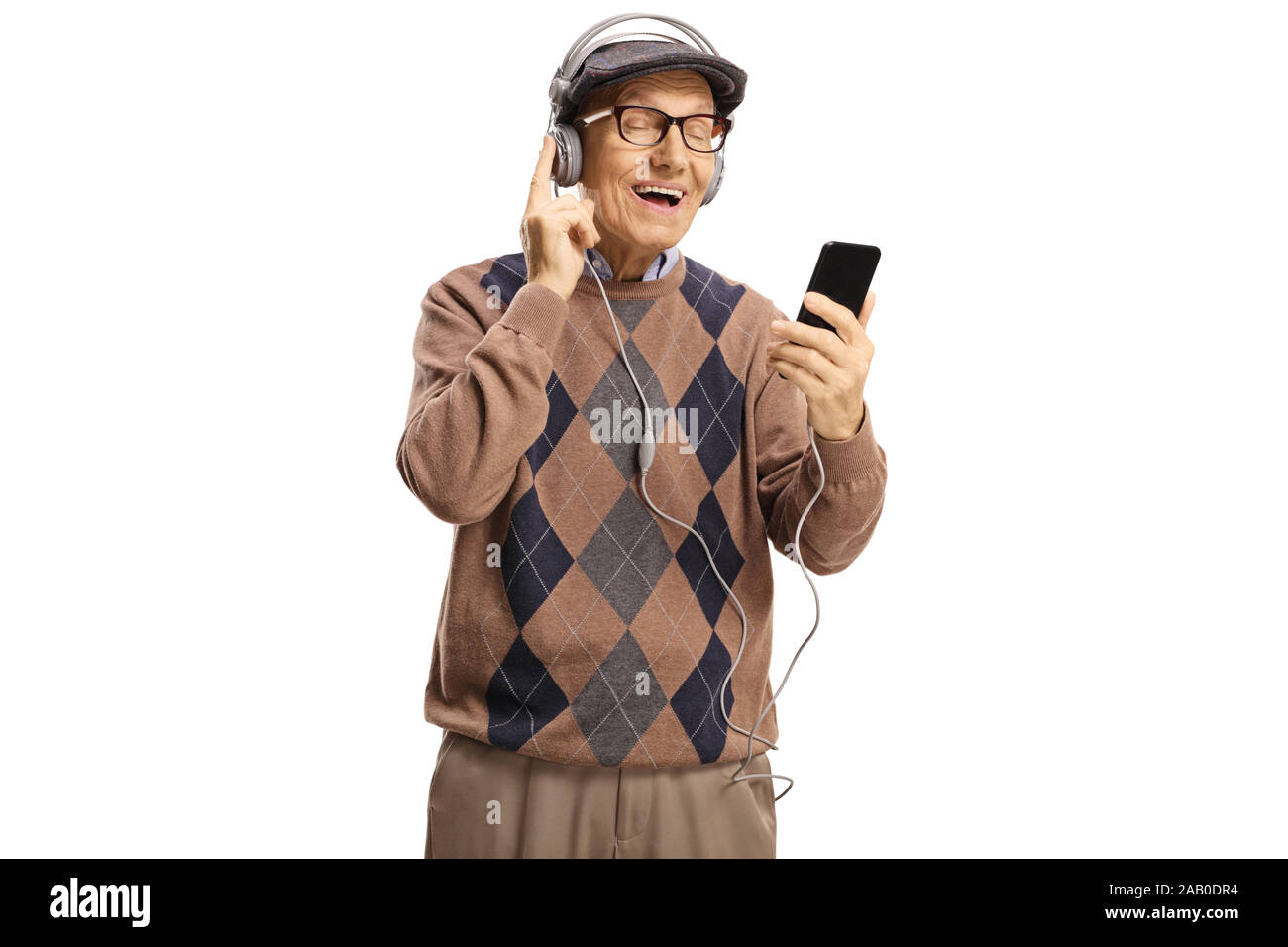 Allegro uomo anziano ascolto della musica da un telefono cellulare sulle cuffie isolato su sfondo bianco Foto Stock