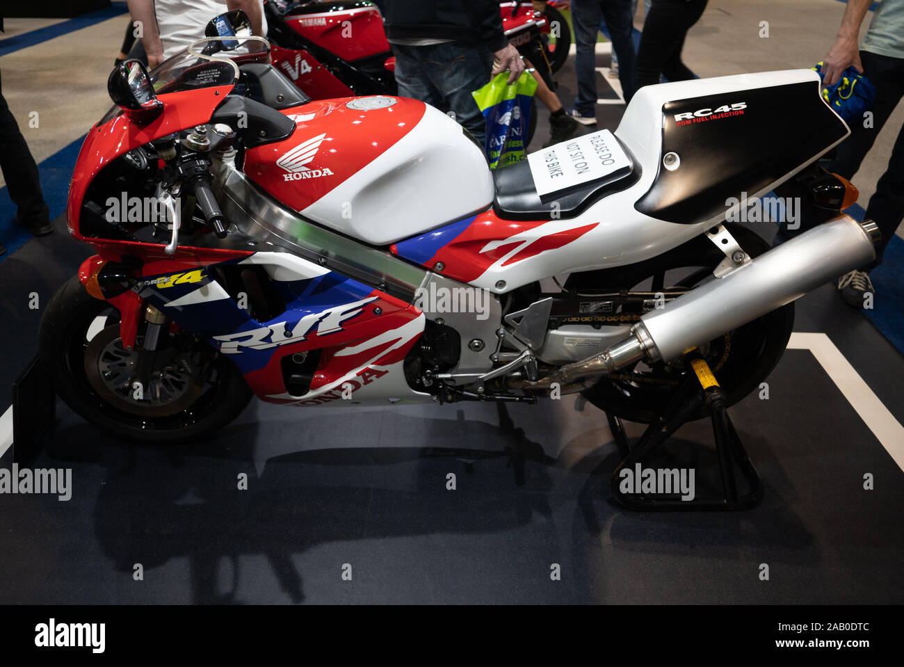 Moto da corsa Honda con livrea rossa bianca e blu esposta sul cavalletto Foto Stock