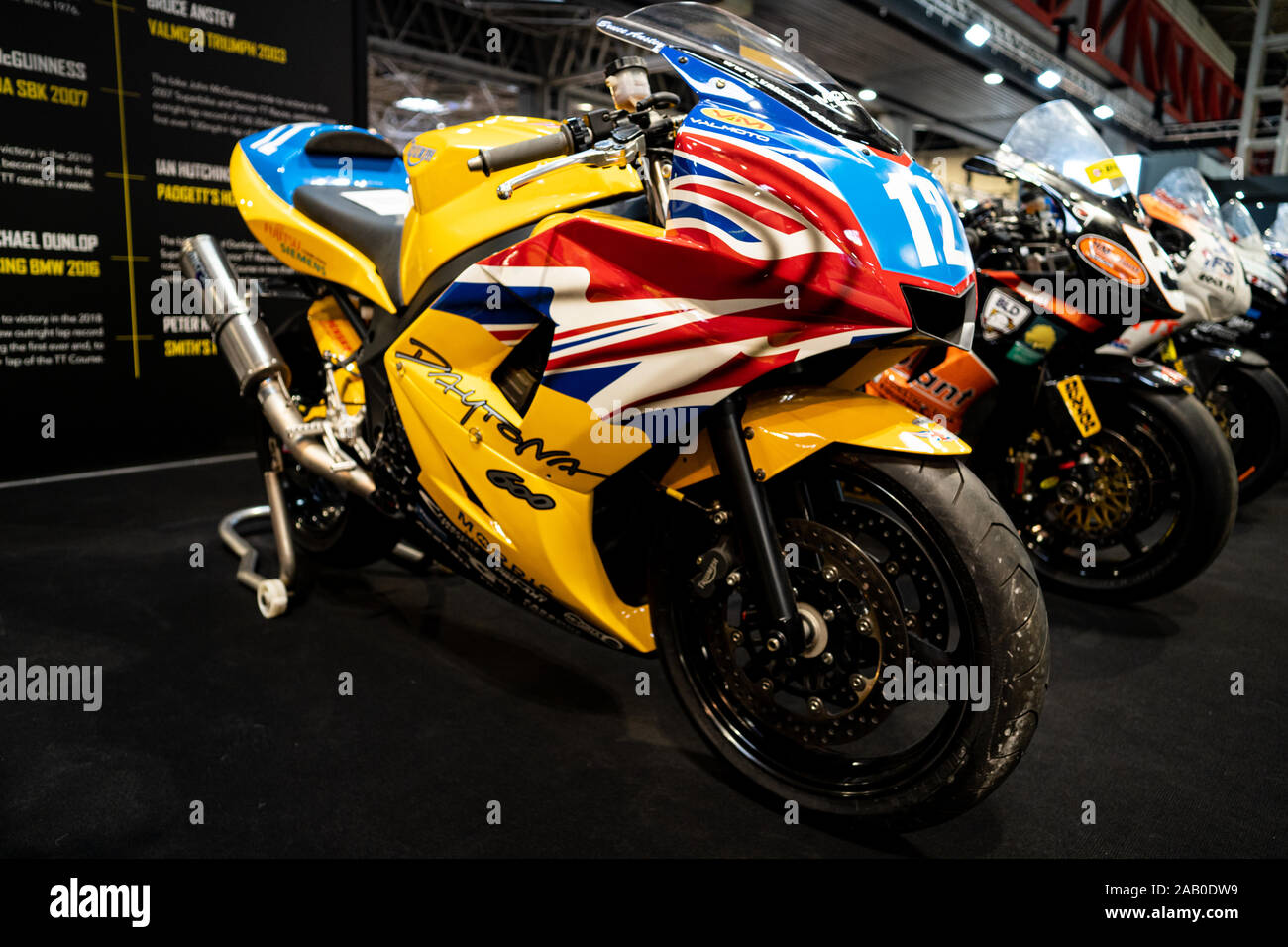 Colorate moto da corsa in mostra alla mostra motociclistica o al museo Foto Stock