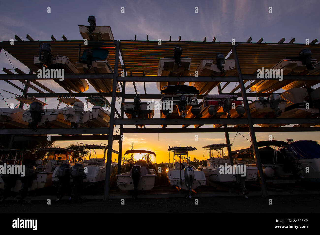 Barche su un rack di stoccaggio ad una florida marina. Foto Stock