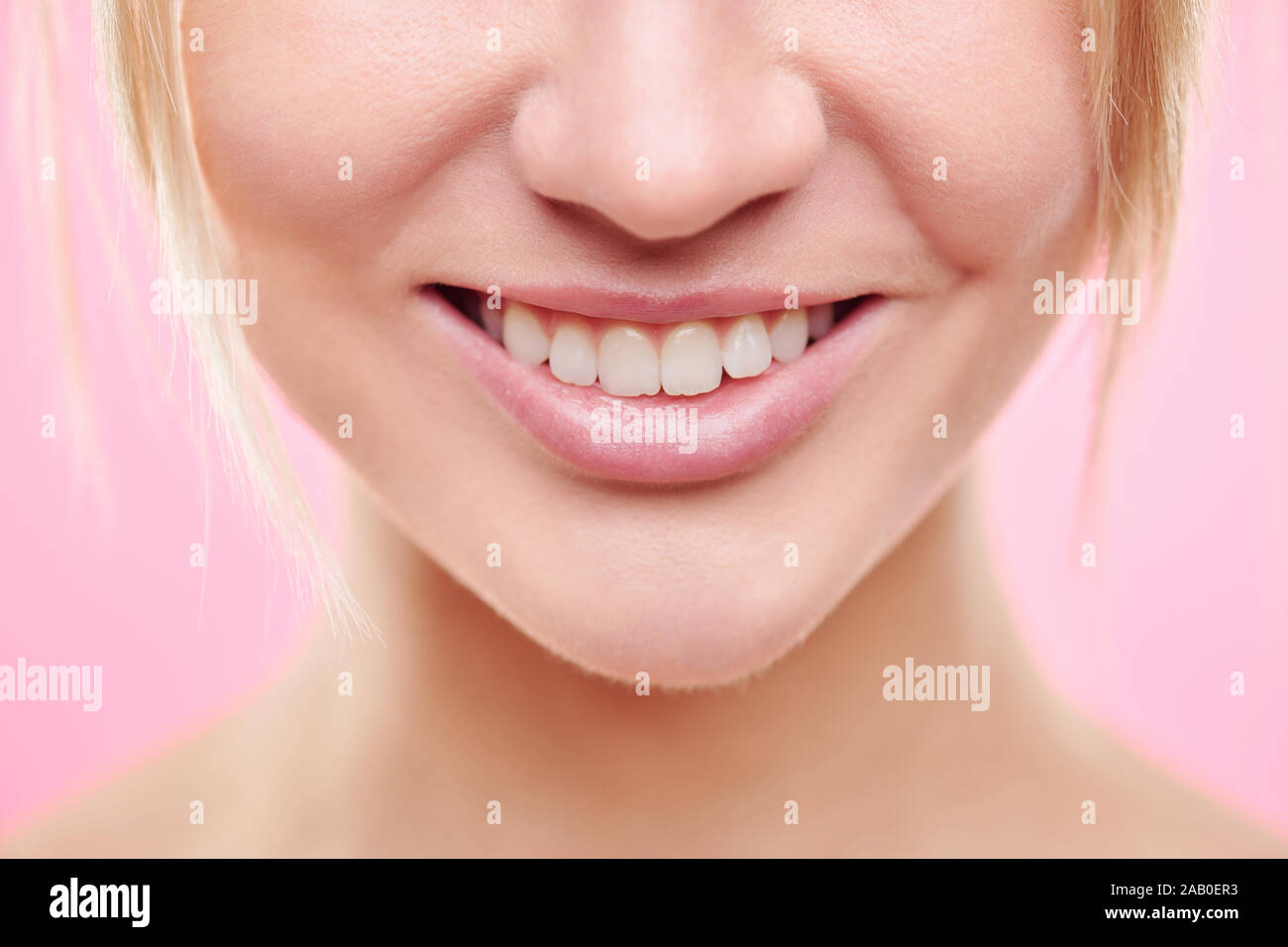 In prossimità della parte inferiore della faccia di giovani sani di sesso femminile con sorriso toothy Foto Stock