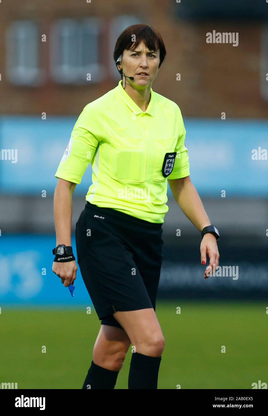 BOREHAMWOOD, Inghilterra - novembre 24: arbitro Elizabeth Simms durante la Barclays donna Super League match tra Arsenal donne e donne di Liverpool a me Foto Stock