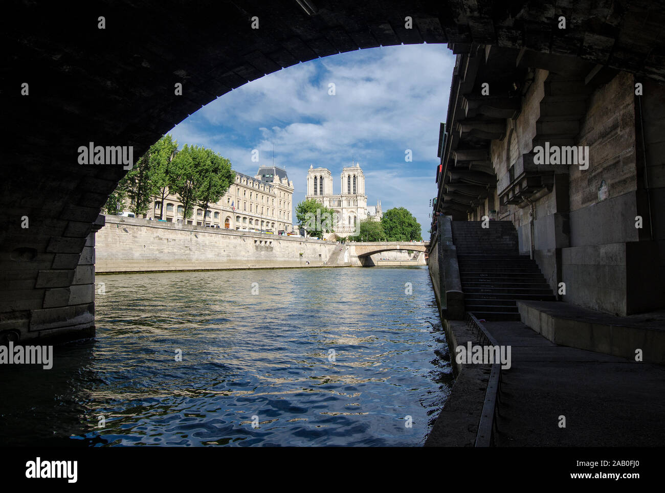 Vista la cattedrale di Notre Dame di Parigi dal fiume Senna Foto Stock