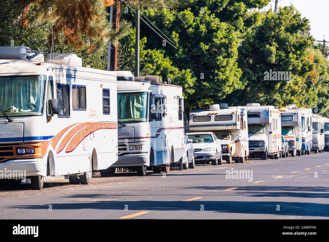 Novembre 6, 2019 Mountain View / CA / STATI UNITI D'AMERICA - Camper e RVs parcheggiata vicino ad ogni altro su una strada pubblica in Silicon Valley; simbolo della crisi abitativa e Foto Stock