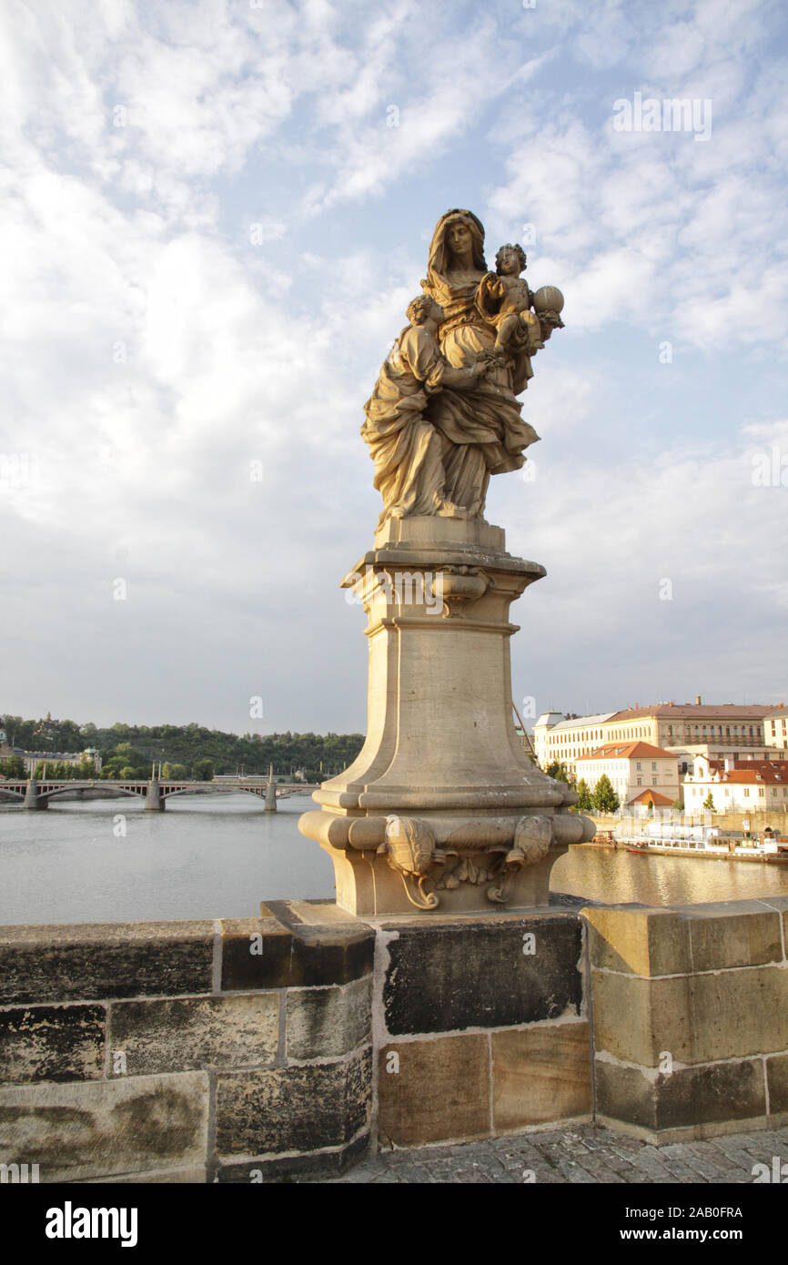 Statua di San Ann sul Ponte Carlo a Praga. St. Ann era madre della Santa Vergine Maria. Scultore Jäckel. 1707 г. Foto Stock