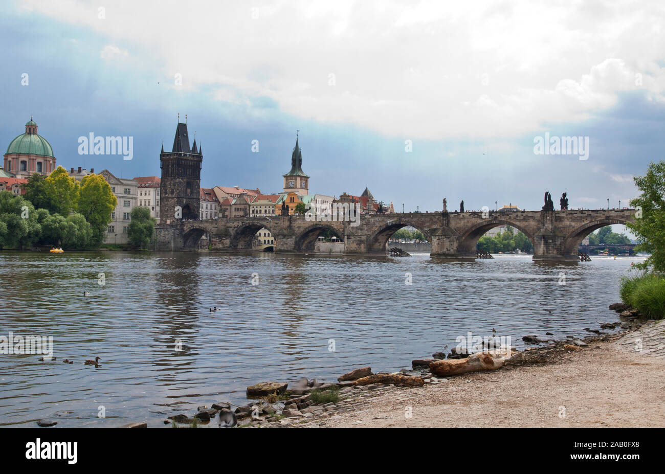 Il famoso Ponte Carlo e la Torre del Ponte della Città Vecchia è iniziato nel 1357 sotto gli auspici del Re Carlo IV, e terminato all'inizio del XV c Foto Stock