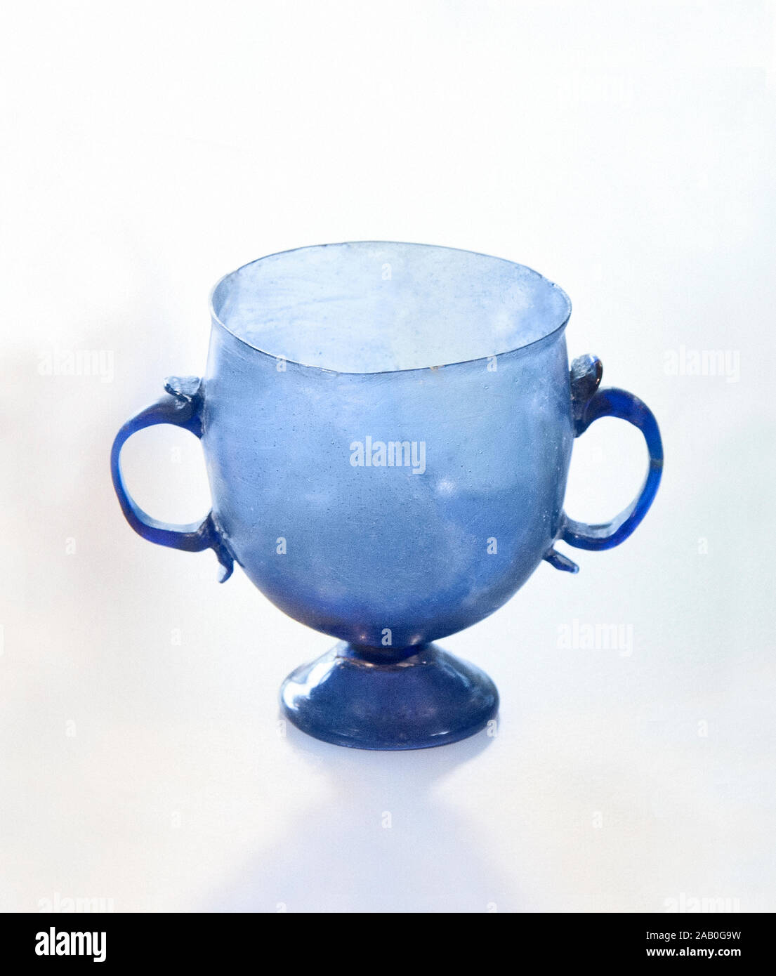 Vetro blu tazza con due manici. Impero Romano. 1° - 2° secolo D.C. Ci sono un sacco di belle esempio della varietà tipo di nave romana. Foto Stock