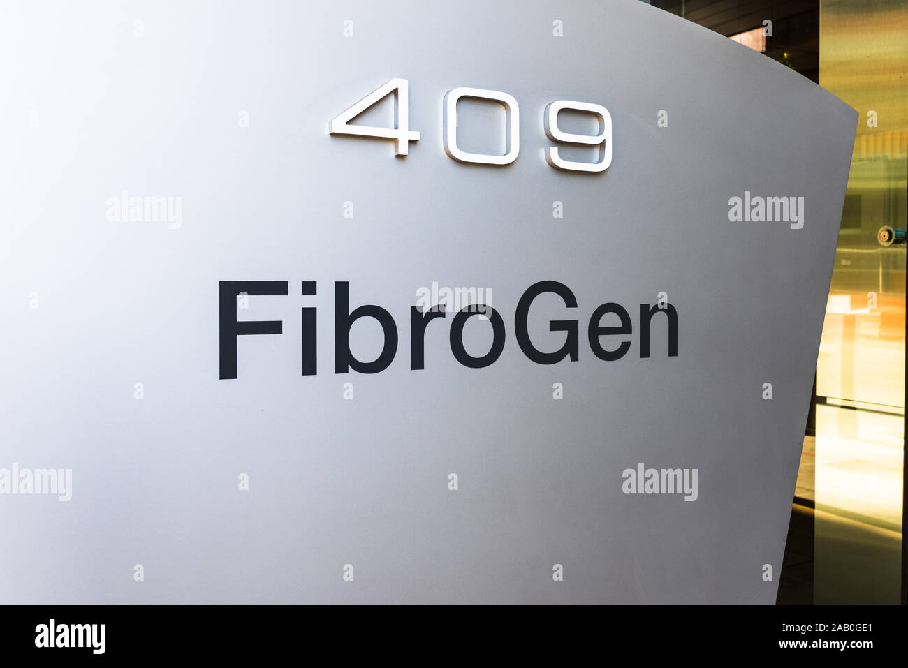 Nov 17, 2019 San Francisco / CA / STATI UNITI D'AMERICA - Fibrogen logo presso la sede aziendale in Mission Bay Distretto; FibroGen Inc. è una scienza-basato biopharma Foto Stock