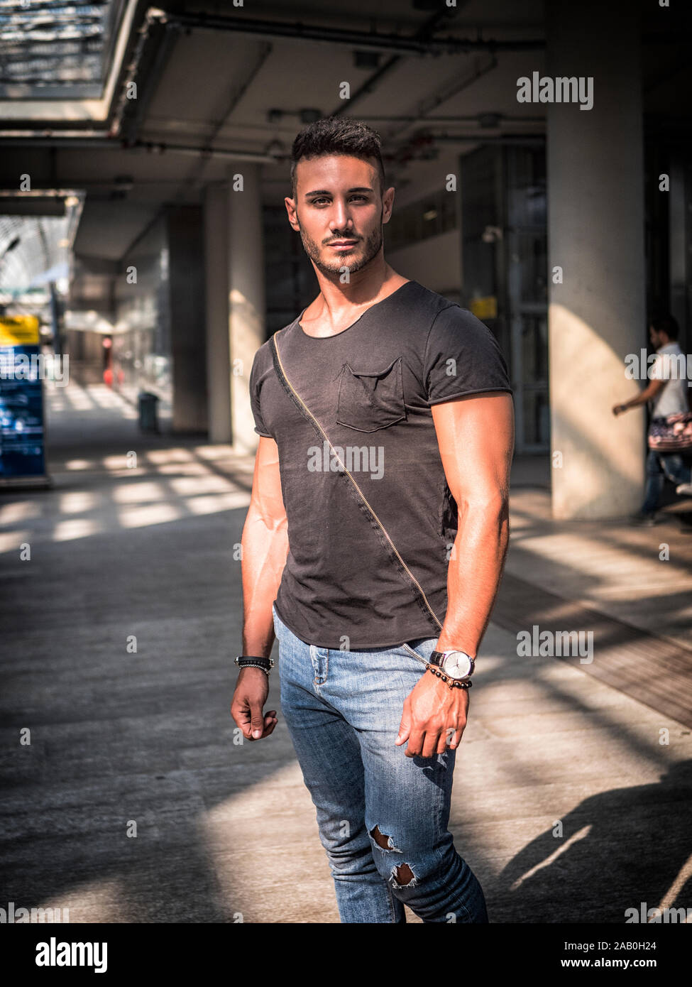 Un bel giovane uomo in impostazione della città Foto Stock