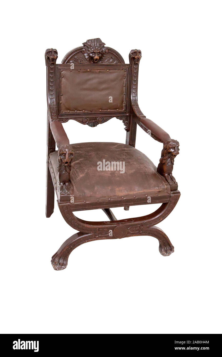 Tedesco sedia in legno del XVII secolo su sfondo bianco. Foto Stock