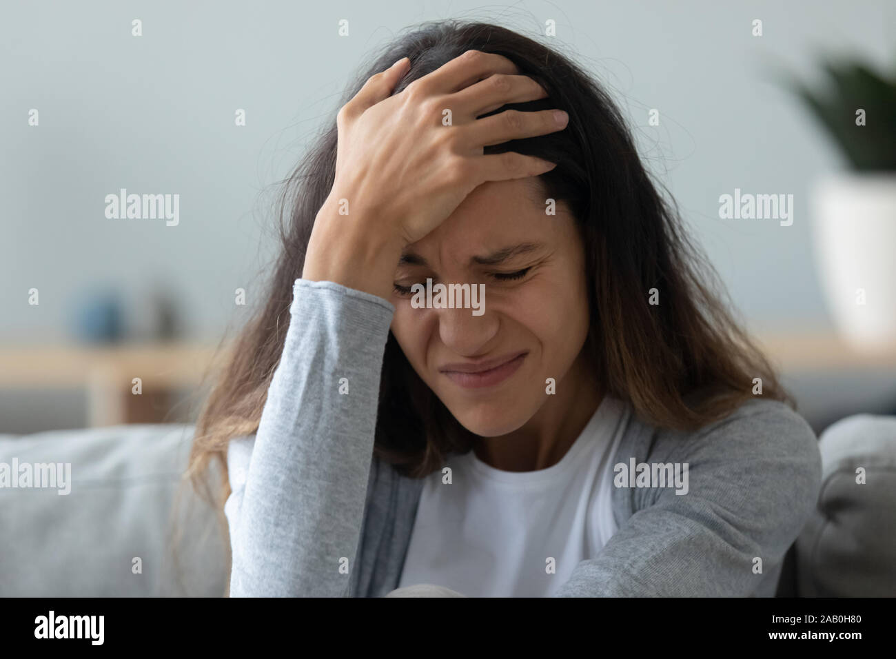 Donna che piange si sente disperati circa divorcement o di un amore infelice Foto Stock
