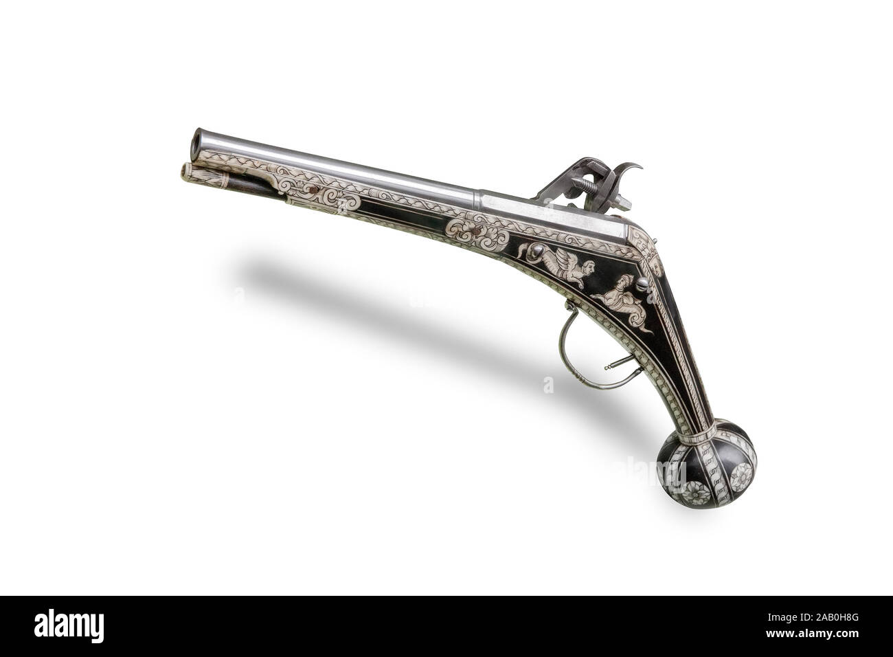 Pistola tedesca (pistola) con wheellock. Alla fine del XVI secolo. Isolato su sfondo bianco Foto Stock