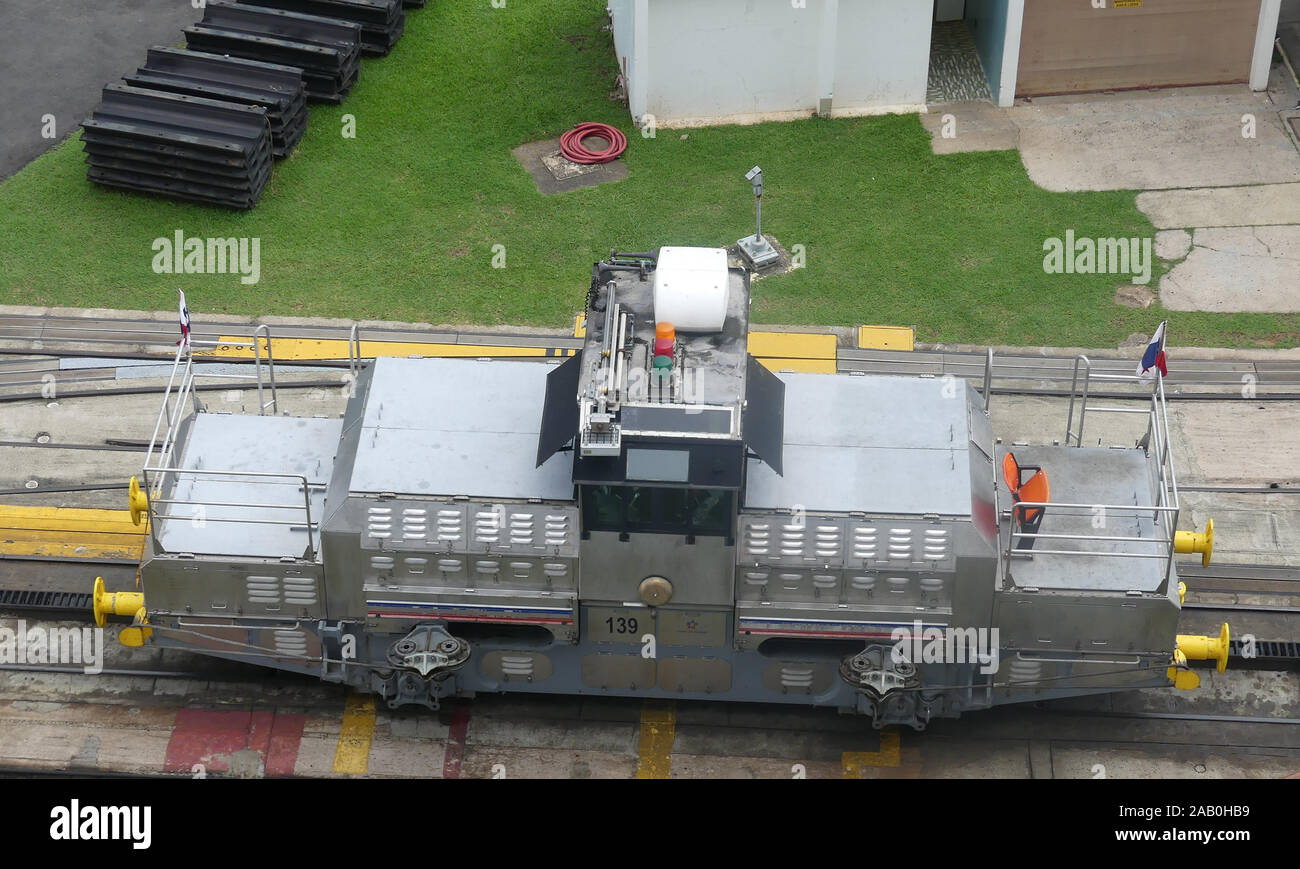 Canale di Panama il mulo elettrica treni utilizzati il tirare la spedizione attraverso il Miraflores Locks. Foto: Tony Gale Foto Stock