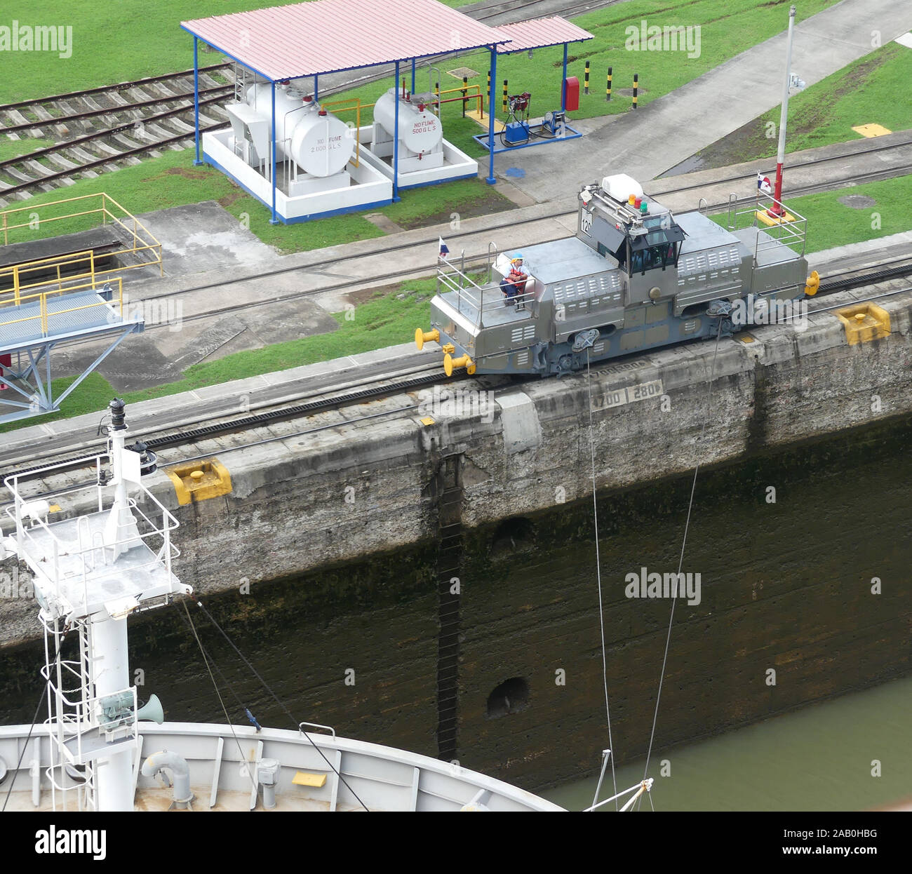 Canale di Panama il mulo elettrica treni utilizzati il tirare la spedizione attraverso il Miraflores Locks. Foto: Tony Gale Foto Stock