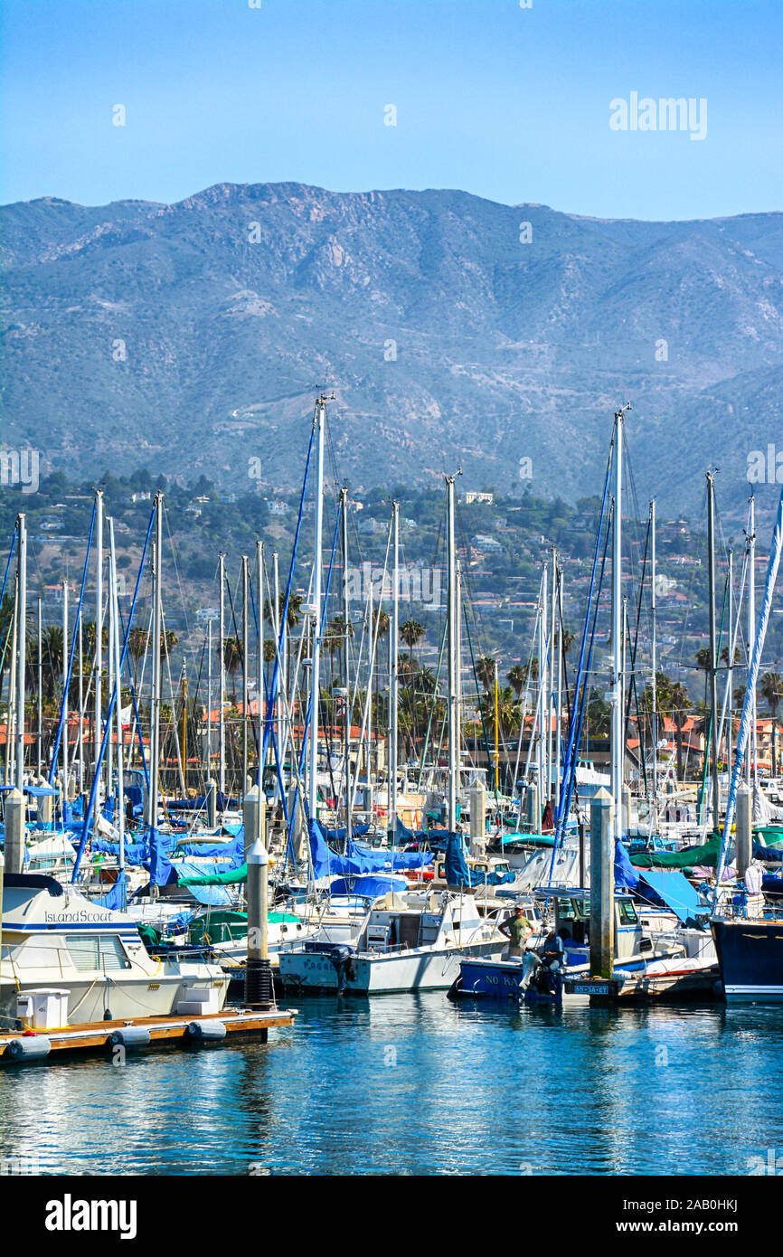 Per la maggior parte delle barche a vela ormeggiata presso il porto turistico di Santa Barbara del Porto con una vista in lontananza le montagne di Santa Ynez e colline ai piedi di Santa Barbara, CA Foto Stock