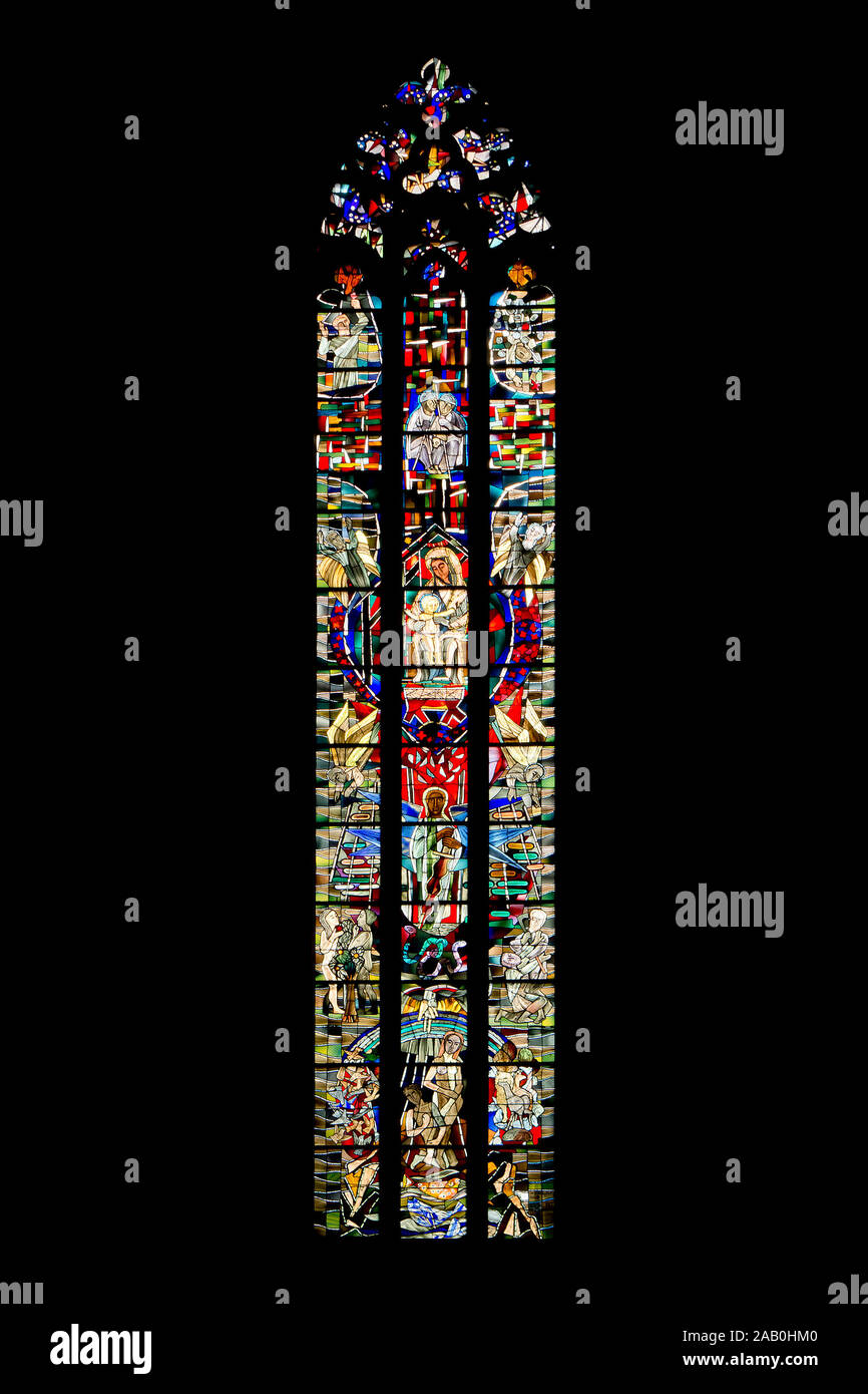 Ein wunderschoenes gotisches Kirchenfenster in ULM, Deutschland Foto Stock