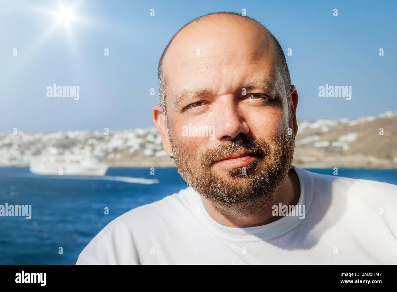 Ein Mann, der seinen Urlaub und geniesst ein Selbstportrait macht Foto Stock