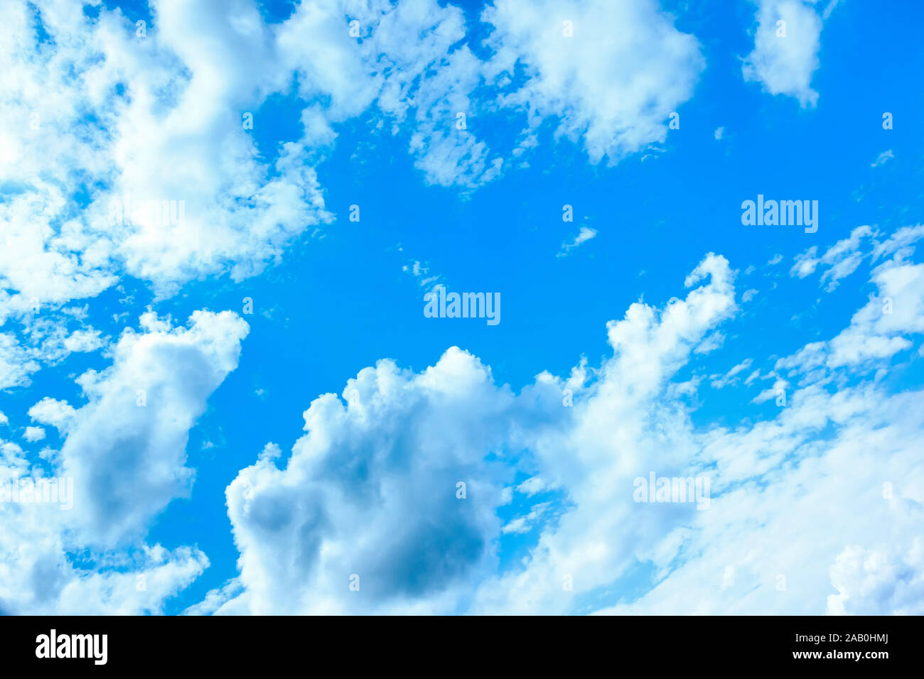 Ein wunderschoener blauer Himmel mit weissen Wolken Foto Stock
