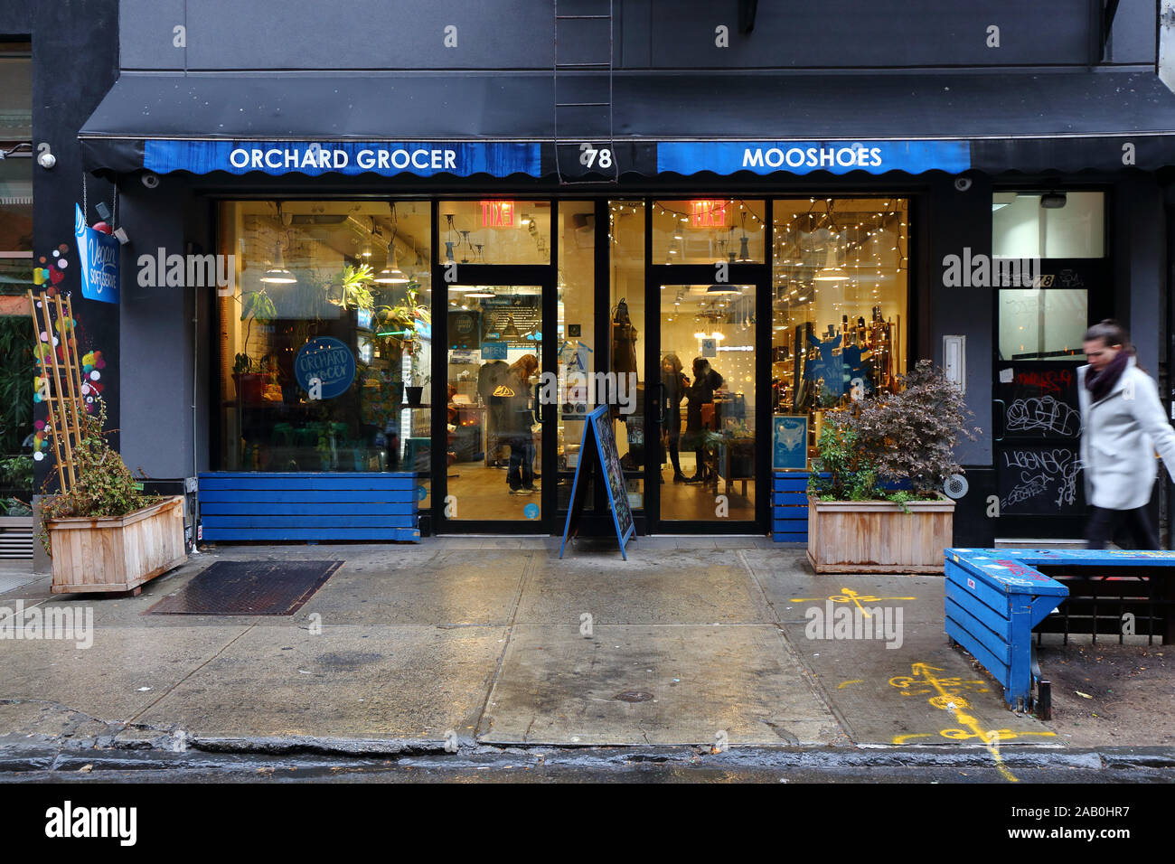 Orchard drogheria, MooShoes, 78 Orchard Street, New York, NY. Vetrine esterne di una calzatura vegano store e market nel Lower East Side di Manhattan Foto Stock