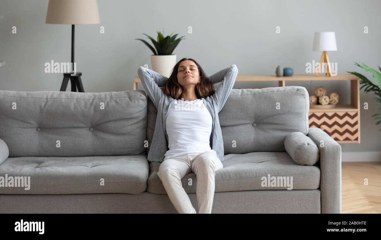 Donna attraente appoggiati sul lettino di riposo in salotto Foto Stock