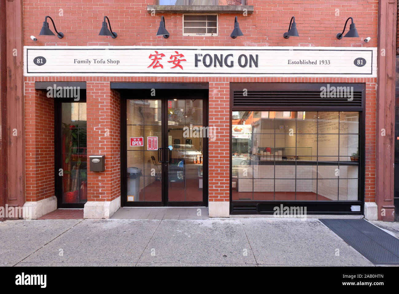 Fong on 宏安, 81 Division Street, New York, New York, New York. Negozio esterno di un negozio di tofu a Manhattan Chinatown. 紐約 Foto Stock
