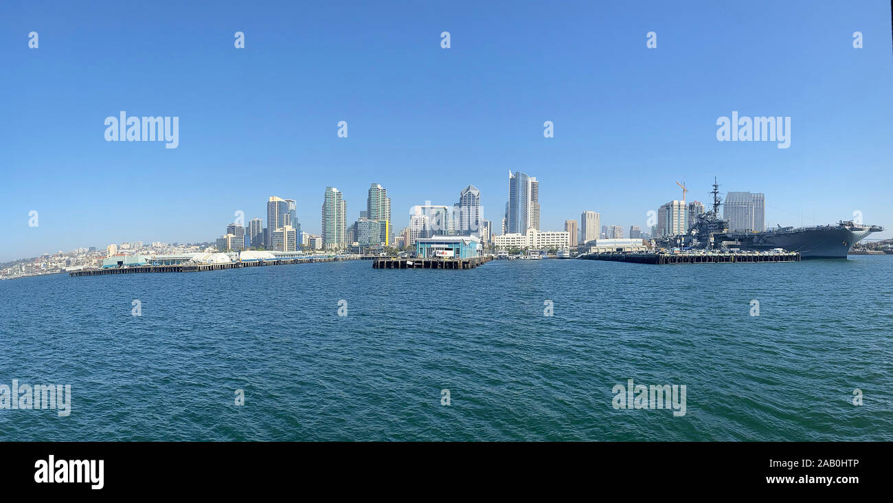 SAN DIEGO waterfront con USS Midway portaerei a destra. Foto: Tony Gale Foto Stock