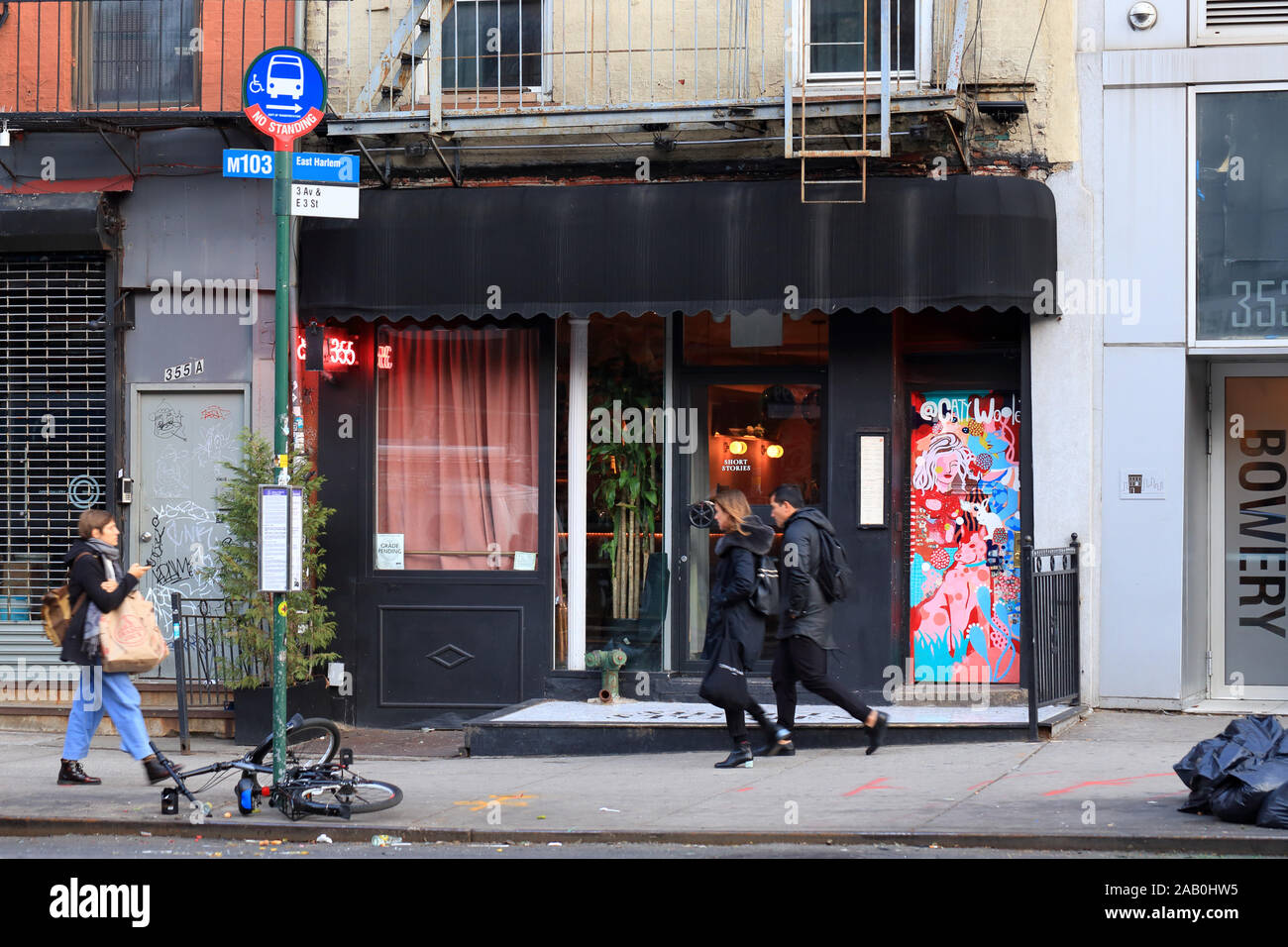 Storie brevi, 355 Bowery, New York, NY. esterno alla vetrina di un locale bar nell'East Village quartiere di Manhattan Foto Stock
